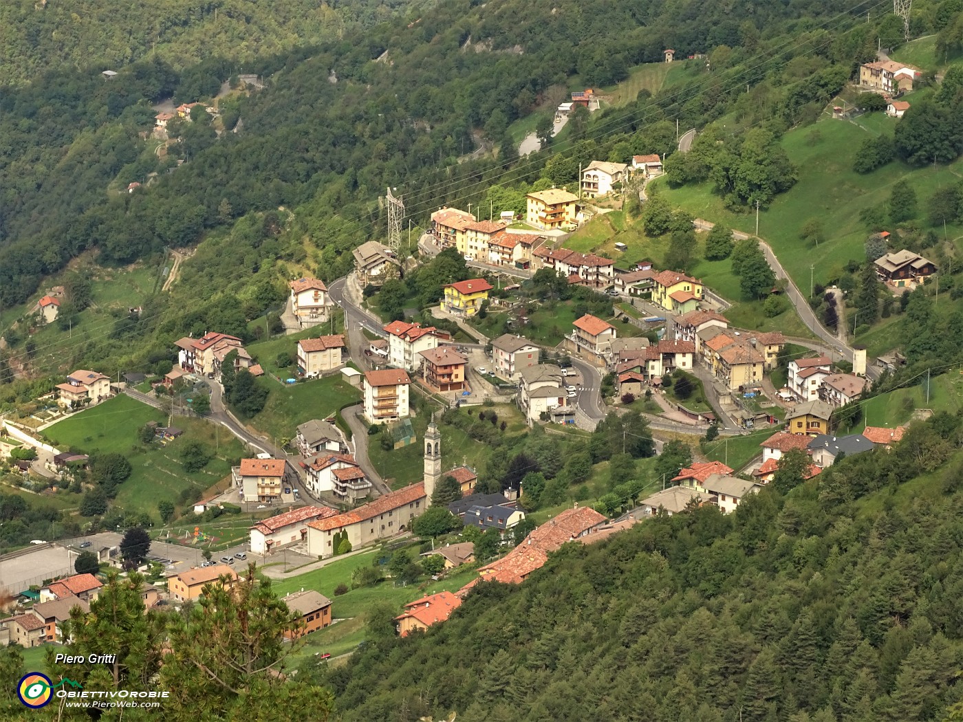 62 Dalla cresta del Corno con la panchina gigante  zoom su Santa Croce.JPG